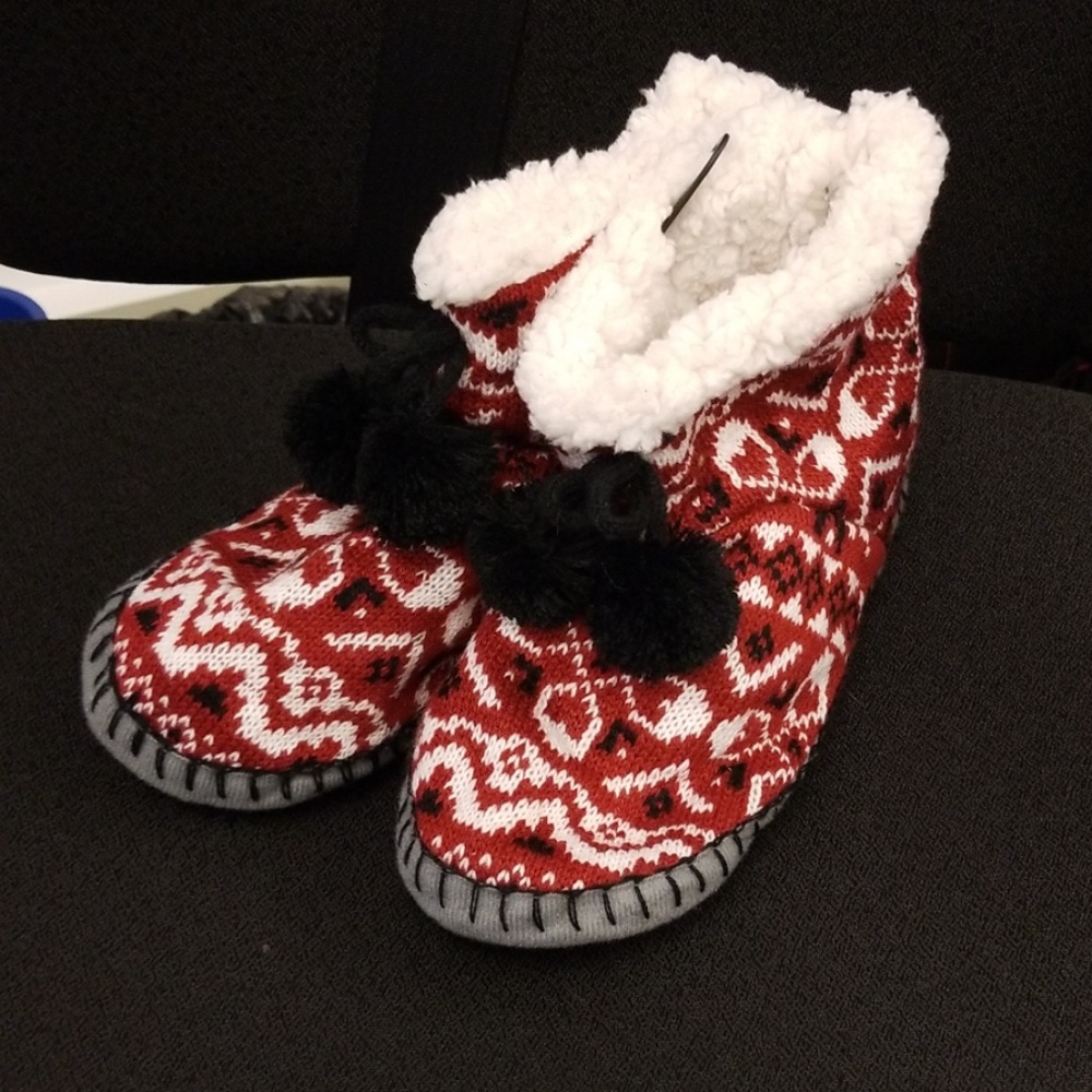 Muk luks geometric pom pom slippers